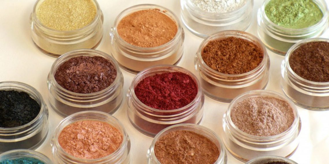 Vamos a hacer cosméticos de maquillaje natural. La base y el colorete