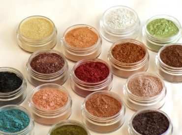 Hola, chicas! Hoy aprenderemos cómo hacer cosméticos de maquillaje natural. Estos son base y colorete (suelto y cremoso). A pesar de no tener los fecha de caducidad tan largos como los cosméticos de la farmacia, su color y composición se adaptarán a las necesidades de su piel. ¡Comencemos! BASE NATURAL LÍQUIDA Hay dos métodos para […]