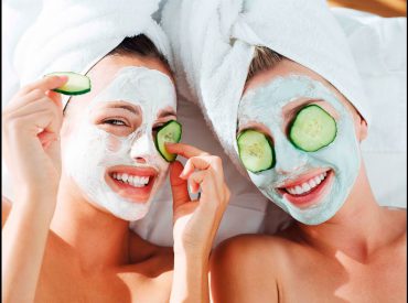 Me encantan estas tardes cuando puedo relajarme con una máscara facial. Los ingredientes naturales proporcionan una sensación de frescor que alivia la piel de mi cara. Al mismo tiempo, es la manera de disfrutar de una tez suave y hermosa. Para mí, no hay mejor método de cuidado facial. ¡Permítanme presentar mis máscaras caseras favoritas! […]