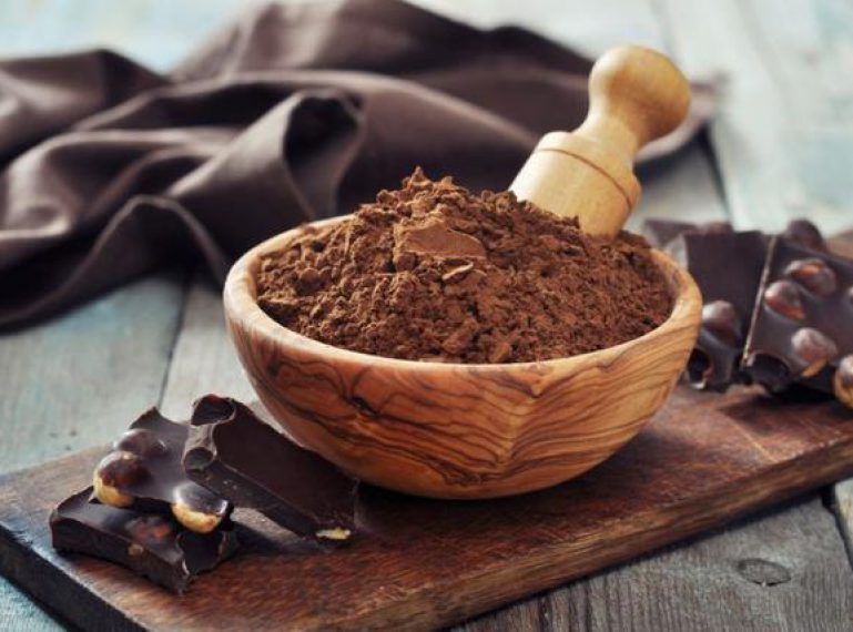 Carob – embellecimiento alternativo al azúcar que se puede agregar al café y máscaras faciales