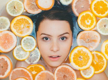 Me hacen muchas preguntas sobre los productos de cuidado de rostro que uso todos los días. Muchos me preguntan sobre la vitamina C y me encanta porque es uno de los mejores ingredientes para nuestra piel. También se preguntan que suero con vitamina C elegir para mejores resultados. Hoy responderé las preguntas frecuentes sobre el […]