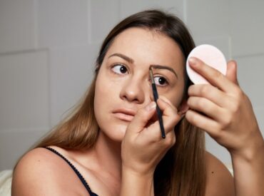 ¿Eres amante de los cosméticos y te sientes sobrepasada al no saber cómo organizar tu colección de maquillaje? Estás en el lugar correcto. A lo largo de este artículo, compartiremos algunos consejos y trucos para crear un espacio de belleza funcional y atractivo. Pasos Previos Antes de comenzar a organizar, es importante hacer una limpieza […]